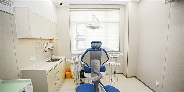 三、E-max铸瓷贴面与全瓷贴面的区别对比