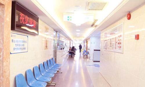 二、上海宏康医院口腔科朱红林医生：补牙时的利落与细致