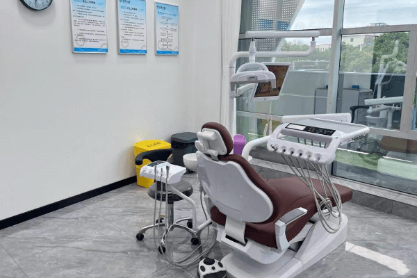 呼和浩特天牙口腔吴泽宇医生2026年仍主刀种植牙，高龄患者术后反馈全程无痛